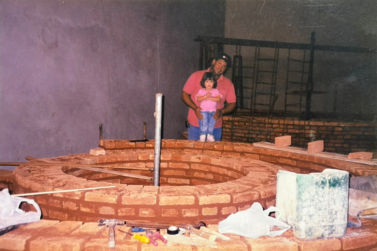 Donizete Ferreira com a filha durante a obra da fábrica